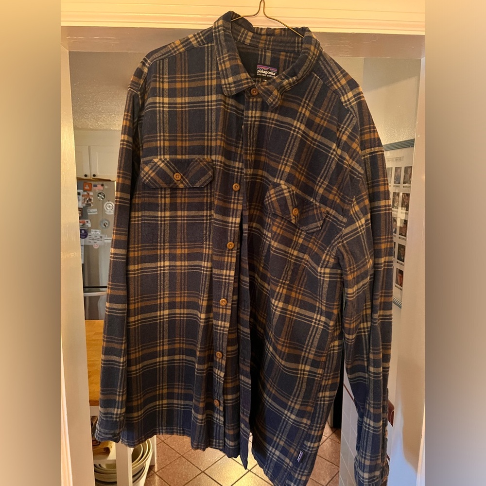 Patagonia heavy button down shirt with 2 breast pockets.